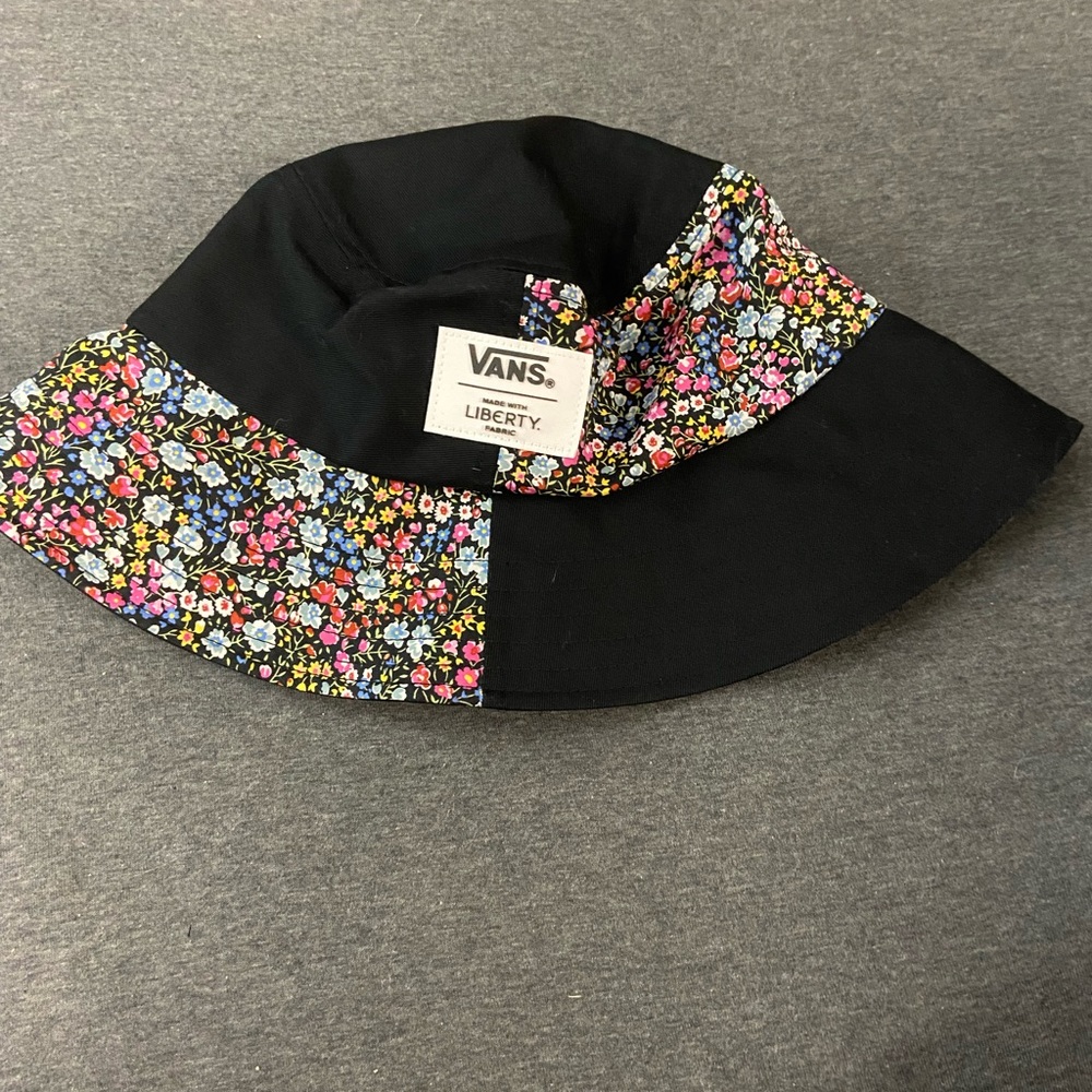 Van bucket hat